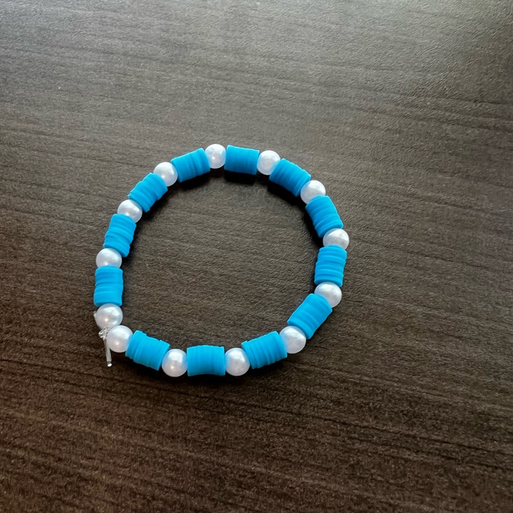 Blue clay beaded bracelet with pearl accent